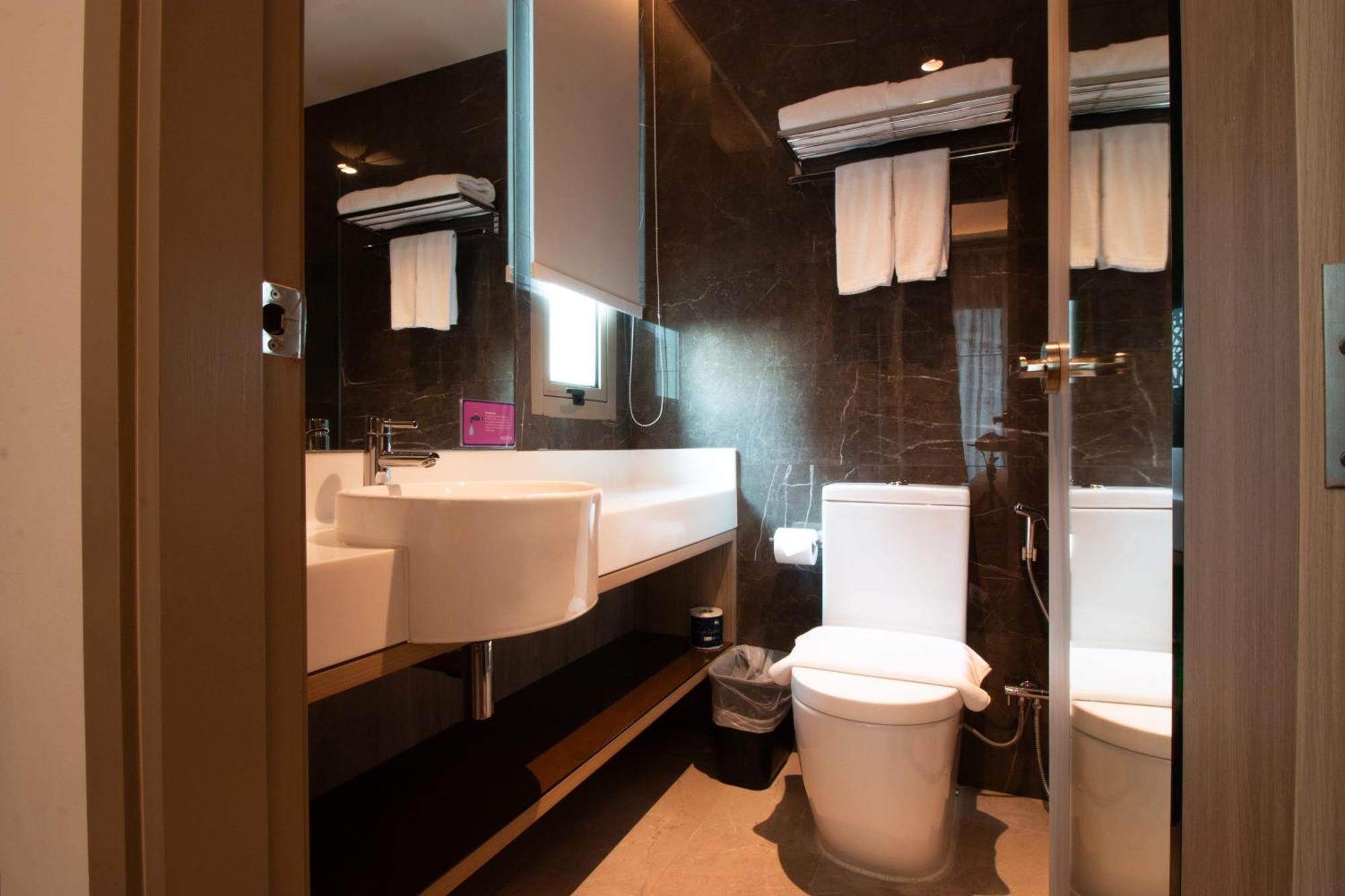 Aqueen Prestige Hotel Jalan Besar Сингапур Экстерьер фото